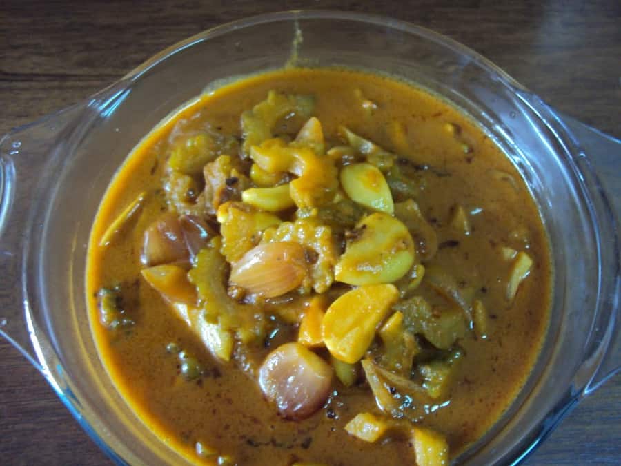Keerai Karamani Kuzhambu- Palak Lobia Curry Recipe