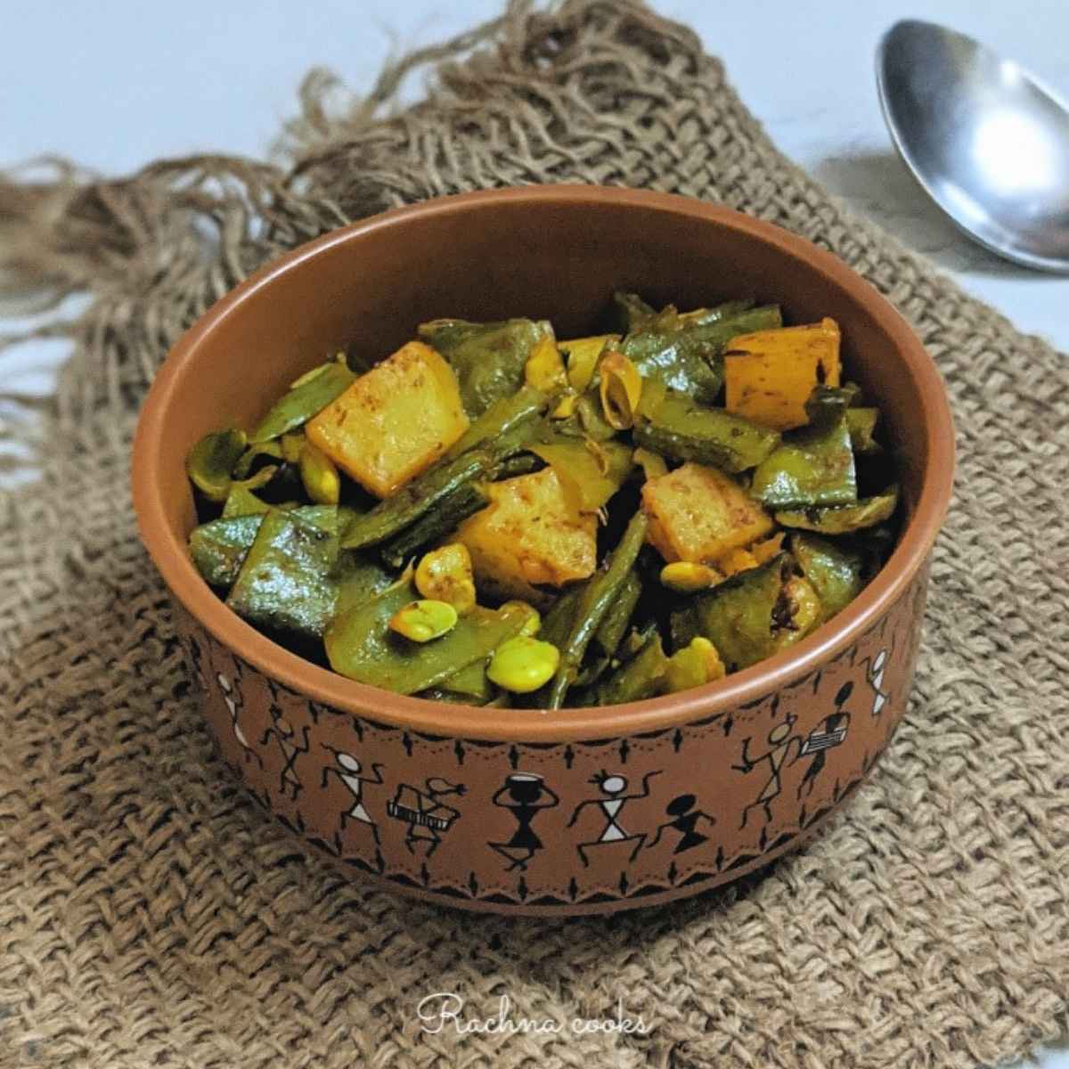 Aloo Simla Mirch Ki Sabzi (Recipe In Hindi)