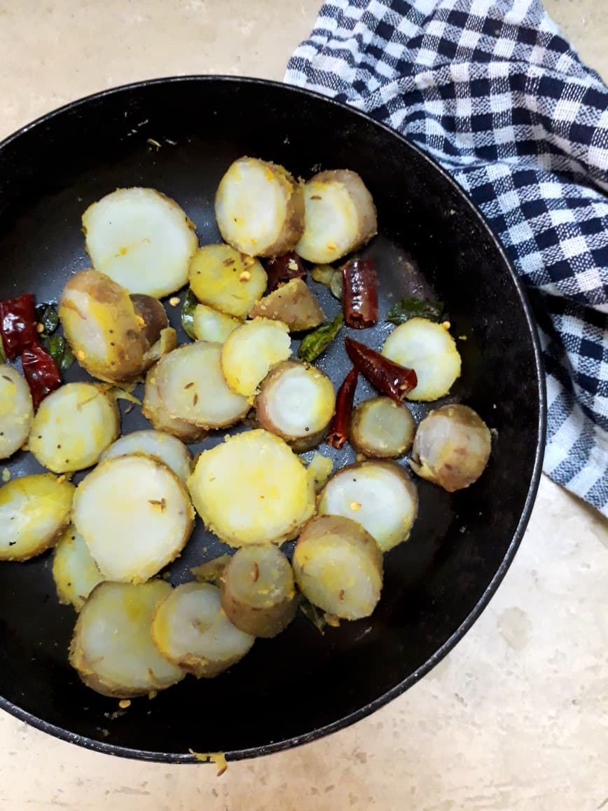 Sakkaravalli Kizhangu Poriyal Recipe - Spicy Sweet Potato Roast