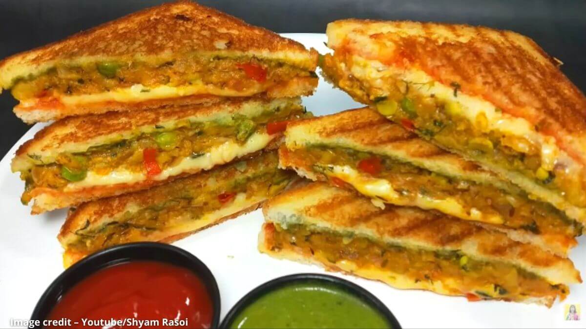 Vatana Bateta Na Rotla Recipe - Gujarati Peas and Potato Roti